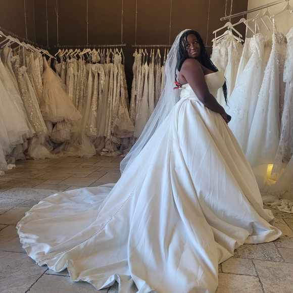 Elegant White Wedding Dress - Picture 1 of 11